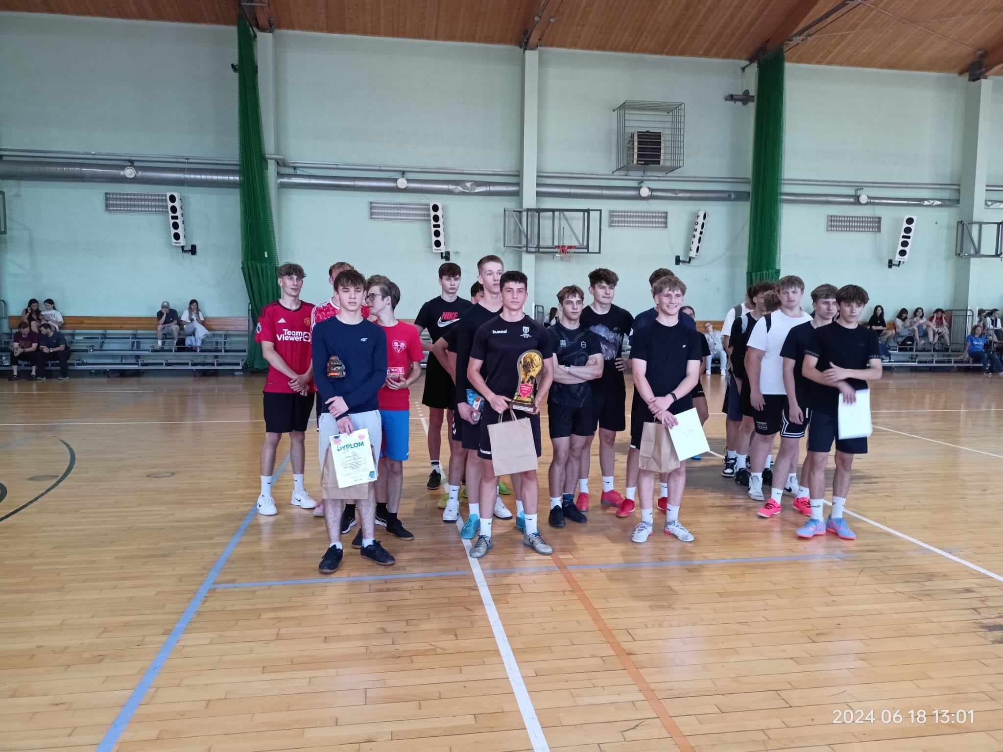 Zdjęcie Halowa 06-2024 2 (7)32285a87-6b23-4df3-84f2-bc3a7a369907.jpg w galerii II Turniej Piłki Nożnej Halowej o Puchar Przechodni II LO